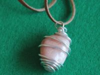 Collar de piedra con alambre